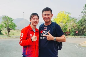 Nguyễn Thị Tâm gặp lại chuyên gia Thái Lan từng làm việc với đội tuyển boxing Việt Nam khi vừa có mặt tại Thái Lan lúc này. Ảnh: T.TÂM