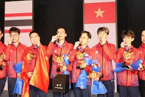 Ông Dương Vi Khoa (ngoài cùng bên phải) là HLV trưởng đội esports Việt Nam tại SEA Games 31 nhưng không có tên ở danh sách Đoàn thể thao Việt Nam tại SEA Games 32 dù đã được đề xuất. Ảnh: VNP