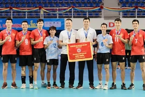 HLV Thái Anh Văn và các cầu thủ bóng chuyền Thể Công trong thành phần tuyển Quân đội dự và giành HCV Đại hội thể thao toàn quốc lần 9-2022. Ảnh: BCTC