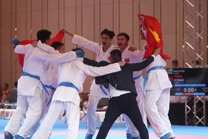Đội kumite nam Việt Nam có chiến thắng tại chung kết đồng đội và giành tấm HCV thứ 6 cho karate Việt Nam tại SEA Games 32. Ảnh: DŨNG PHƯƠNG