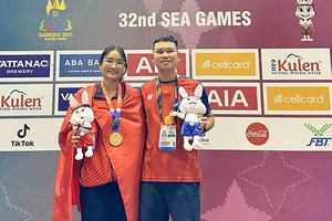 Tuyển thủ Cao Thị Duyên (trái) cùng HLV của mình tại SEA Games 32 đã thi đấu xuất sắc đạt các kết quả huy chương như kỳ vọng. Ảnh: D.P