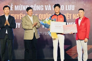 Tuyển thủ Lê Khánh Hưng được lãnh đạo Hiệp hội golf Việt Nam gặp mặt và khen thưởng trước kết quả giành HCV cá nhân tại SEA Games 32. Ảnh: VGA
