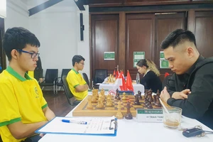 Đại kiện tướng Trần Tuấn Minh (phải) thi đấu tại giải trong ngày khai cuộc 22-5. Ảnh: MINH MINH