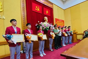 Lãnh đạo Bộ Công an trao thưởng cho các HLV, VĐV đạt kết quả huy chương tại SEA Games 32. Ảnh: MINH MINH