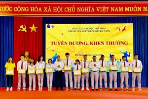 Các VĐV của các đội tuyển thể thao quốc gia tập huấn tại Trung tâm HLTTQG Đà Nẵng giành kết quả huy chương SEA Games 32 đã được tuyên dương, khen thưởng. Ảnh: TTHLTTQG ĐÀ NẴNG