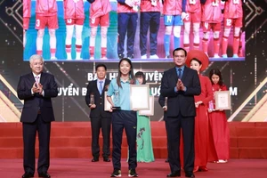 Đội trưởng Huỳnh Như thay mặt đội tuyển bóng đá nữ Việt Nam nhận bằng khen tại buổi vinh danh. Ảnh: LĐ