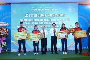 Huỳnh Thị Mỹ Tiên và các tuyển thủ giành HCV cho thể thao Đồng Nai được khen thưởng. Ảnh: MINH MINH