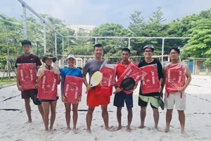 Các tay vợt quần vợt bãi biển Hà Nội chuẩn bị cho giải đấu năm nay. Ảnh: MINH MINH