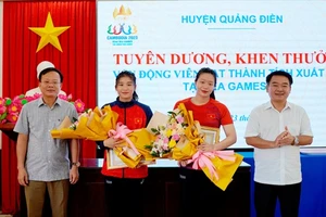 Hai tuyển thủ vật Mỹ Trang và Mỹ Hạnh đã được huyện Quảng Điền trao thưởng thành tích SEA Games 32. Ảnh: QUẢNG ĐIỀN