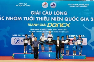 Ban tổ chức trao thưởng cho các tay vợt trẻ. Ảnh: VBF