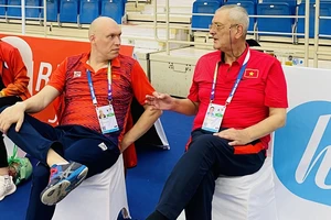 Chuyên gia Ayrat (trái) tại SEA Games 31 ở Việt Nam và có kết quả đáng kể với đội tuyển đấu kiếm Việt Nam. Ảnh: MINH MINH
