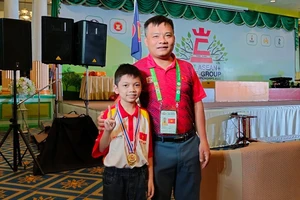 Kỳ thủ Nguyễn Xuân Phương và HLV Bùi Vinh tại Thái Lan khi dự giải trẻ các nhóm tuổi Đông Nam Á 2023. Ảnh: BÙI VINH