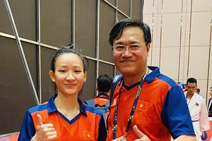 Hoàng Thị Mỹ Tâm được Trưởng đoàn thể thao Đặng Hà Việt chúc mừng sau khi giành tấm HCV tại SEA Games 32. Ảnh: MINH MINH