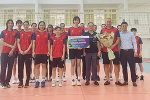 Đội tuyển bóng chuyền nữ Việt Nam đã được tặng 200 triệu đồng cho kết quả thi đấu AVC Challenge Cup 2023. Ảnh: HCĐG