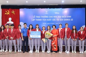 Đội tuyển điền kinh Việt Nam được thưởng 380 triệu đồng. Ảnh: NHƯ Ý