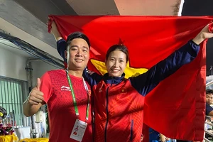 Nguyễn Thị Hường và HLV Nguyễn Mạnh Hiếu mừng vui sau thành tích HCĐ ở giải điền kinh châu Á 2023. Ảnh: MINH MINH