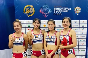 Các tuyển thủ của tổ tiếp sức 4x400m nữ của điền kinh Việt Nam vui mừng sau chiến thắng. Ảnh: MINH MINH