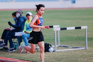 Lê Thị Tuyết có tấm HCV 5.000m giải điền kinh trẻ vô địch quốc gia 2023. Ảnh: MINH NGUYỆT