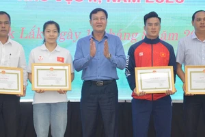 VĐV Nguyễn Hoàng (áo đỏ) đã giành được HCV duy nhất cho thể thao Đắk Lắk tại SEA Games 32. Ảnh: ĐĂNG TRIỀU