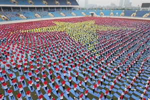 5.000 người đã tham gia đồng diễn yoga trên sân vận động Quốc gia Mỹ Đình ở ngày 12-8. Ảnh: D.Tr
