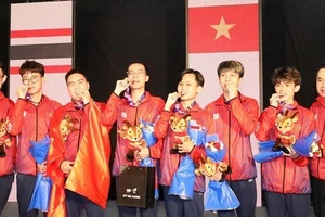 HLV Dương Vị Khoa (ngoài cùng bên phải) là HLV trưởng đội Esports Việt Nam tại ASIAD 19-2022. Ảnh: VSP