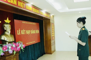 Cầu thủ Hoàng Thị Kiều Trinh tại lễ kết nạp Đảng viên do đơn vị tổ chức. Ảnh: BTLTT