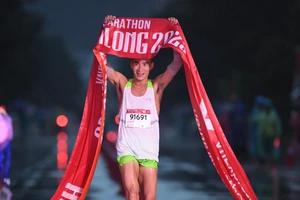 Phạm Tiến Sản đã vô địch nội dung marathon nam tại Hạ Long (Quảng Ninh). Ảnh: VNM