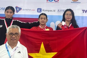 Nguyễn Thúy Hiền (giữa) vừa thi đấu giải bơi vô địch các nhóm tuổi trẻ Đông Nam Á 2023 mới đây. Ảnh: MINH MINH