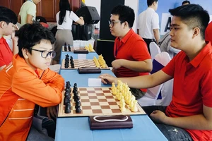 Đầu Khương Duy (trái) đã vô địch cờ tiêu chuẩn nam tại giải lần này. Ảnh: MINH MINH