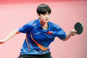 Tay vợt trẻ Trần Mai Ngọc thi đấu ở ASIAD 19 trước đối thủ Nhật Bản. Ảnh: ĐOÀNTTVN