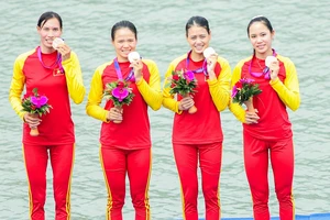 Tuyển thủ rowing giành HCĐ nội dung thuyền bốn nữ hạng nặng hai mái chèo trong ngày 25-9. Ảnh: ĐOÀNTTVN