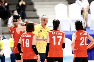 HLV Nguyễn Tuấn Kiệt và đội tuyển bóng chuyền nữ Việt Nam quyết tâm thi đấu giành thành tích tốt nhất tại ASIAD 19. Ảnh: DŨNG PHƯƠNG