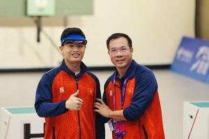 HLV Hoàng Xuân Vinh chúc mừng tuyển thủ Phạm Quang Huy sau khi giành được HCV. Ảnh: ĐOÀNTTVN