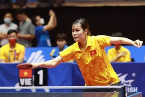 Tuyển thủ Nguyễn Thị Nga thua tay vợt của Singapore trong ngày thi đấu 28-9. Ảnh: CỤC TDTT