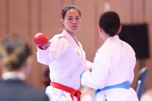 Đinh Thị Hương giành huy chương đầu tiên cho karate Việt Nam tại ASIAD 19. Ảnh: LƯỢNG LƯỢNG