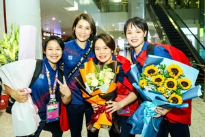 Các tuyển thủ karate nữ của Việt Nam đã về nước sau ASIAD 19 và được đón chào nồng nhiệt. Ảnh: ĐOÀNTTVN