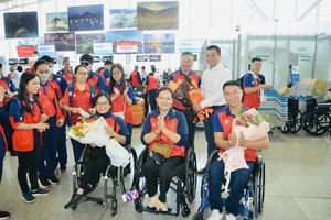Đoàn thể thao người khuyết tật Việt Nam lên đường tới Hàng Châu (Trung Quốc). Ảnh: THÁI DƯƠNG