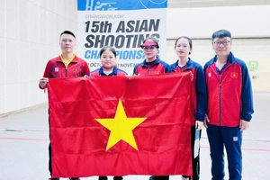 Chuyên gia Park Chung-gun cùng đội bắn súng Việt Nam đang có mặt ở giải vô địch châu Á 2023. Ảnh: MINH MINH