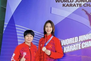 Diệu Ly (phải) cùng HLV Phạm Hồng Hà đã có tấm HCV quan trọng ở giải vô địch trẻ thế giới năm 2022. Ảnh: KARATEVN
