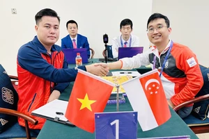 Lại Lý Huynh (trái) thi đấu tại ASIAD 19 và khi trở về Việt Nam đã có tấm HCV cờ nhanh ở giải đấu thủ mạnh quốc gia. Ảnh: MINH MINH