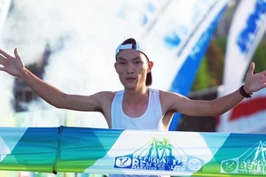Hoàng Nguyên Thanh vô địch nội dung 42km nam tại giải năm nay. Ảnh: TUẤN ĐẠT