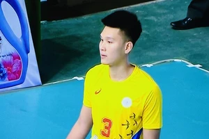 Chủ công Dương Văn Tiên và đồng đội của Sanest Khánh Hòa đang chơi tốt và thắng TPHCM ở tối 7-11. Ảnh: MINH MINH
