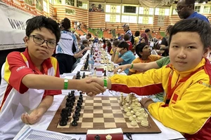 Đầu Khương Duy (trái) đang là một trong những kì thủ trẻ của cờ vua Việt Nam rất chờ đợi có nhiều nguồn lực đầu tư. Ảnh: FIDE