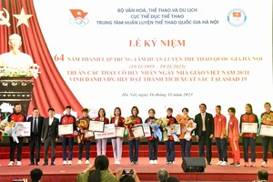 Trung tâm HLTTQG Hà Nội đã tổ chức lễ kỷ niệm 64 năm thành lập và tặng thưởng thành tích cho HLV, VĐV. Ảnh: ĐOÀN TTVN