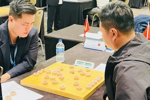 Lại Lý Huynh thi đấu trận quyết định cá nhân cờ tiêu chuẩn tại giải. Ảnh: MINH MINH