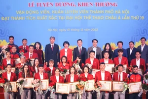 Thể thao Hà Nội đã khen thưởng cho HLV, VĐV đạt thành tích ASIAD 19. Ảnh: NGỌC TÚ