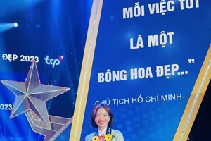 Nguyễn Thị Oanh được nhận giải thưởng Thanh niên sống đẹp năm 2023. Ảnh: N.T.OANH