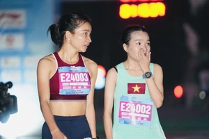 Nguyễn Thị Oanh và Lê Thị Tuyết là hai người có kết quả tốt nhất cự ly 21km nữ giải năm nay. Ảnh: BTC