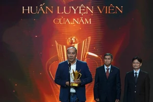 HLV Nguyễn Tuấn Kiệt được nhận phần thưởng HLV của năm của Cúp Chiến thắng 2023. Ảnh: BTC