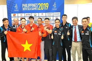 HLV Đoàn Kiến Quốc (ngoài cùng bên phải) từng là thành viên ban huấn luyện đội bóng bàn Việt Nam tại SEA Games 30-2019. Ảnh: NHẬT ANH